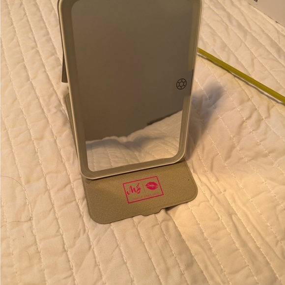 Makeup Junkie Bags MJ
Rechargeable LED Travel Mirror - Picture 4 of 15